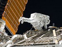 астронавты  дискавери  приступили к монтажу солнечных батарей на мкс