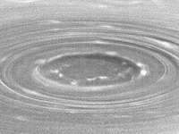 на северном полюсе сатурна обнаружили гигантский вихрь