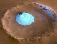 в марсианских кратерах нашли чистый лед