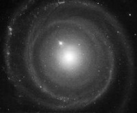 обнаружена спиральная галактика с обратными рукавами